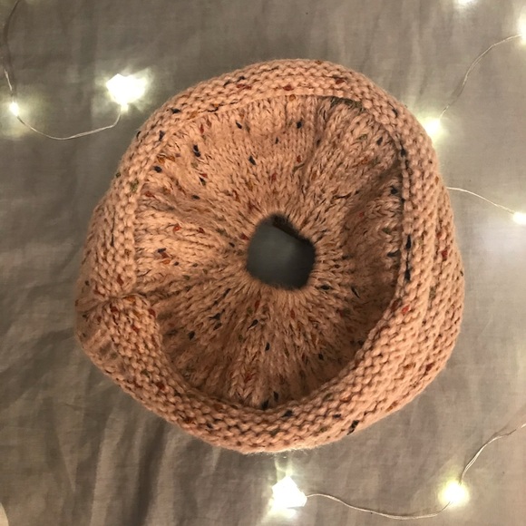 Pony tail hole toque - Picture 3 of 5